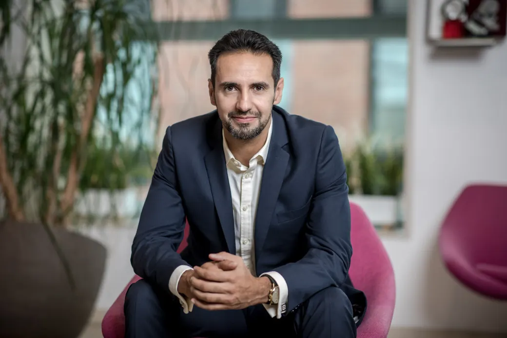 Gabriel Makki, executive portrait in a modern office